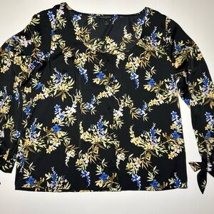 Banana Republic women’s Black floral Blouse top button up size M Medium